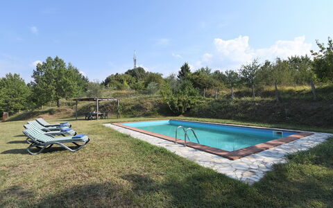 Villa Antelminelli: Cielo, Acqua, Piscina, Nube, Shade, Paesaggio Naturale, Albero, Rettangolo, Mobili Da Esterno, Tempo Libero