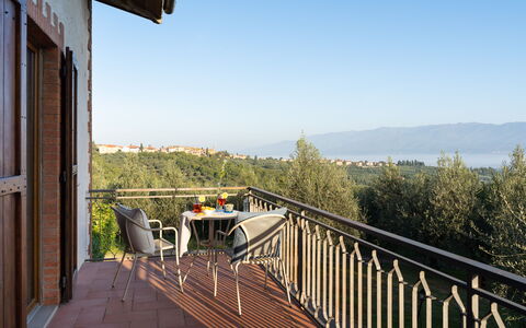 Residenza la Casuccia: Cielo, Legna, Costruzione, Albero, Portico, Villetta, Immobiliare, Recinzione, Paesaggio, Tempo Libero