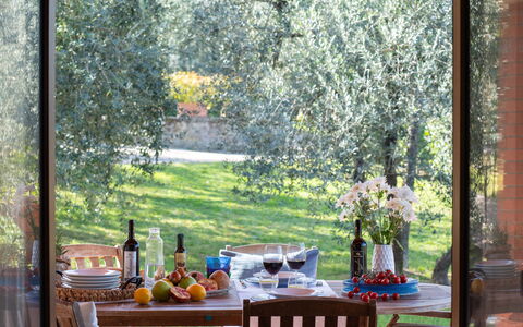 Residenza la Casuccia: Pianta, Finestra, Tavolo, Interior Design, Shade, Legna, Tavola, Albero, Tempo Libero, Estate
