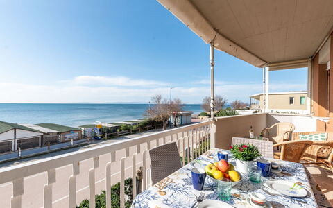 La Casa sul Mare: Cielo, Nube, Costruzione, Urban Design, Albero, Casa, Quartiere, Tempo Libero, Zona Residenziale, Paesaggio