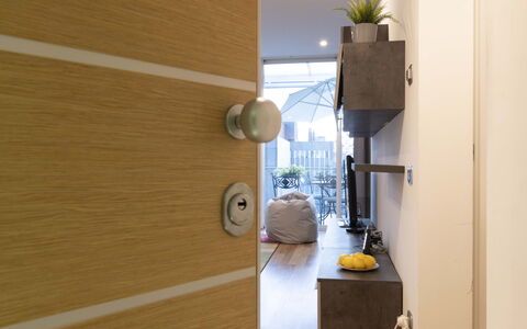 Florence Suite Apartment: Costruzione, Legna, Pianta Della Casa, Vaso Di Fiori, Porta, Scaffalature, Pavimento, Pavimentazione, Pianta, Latifoglie