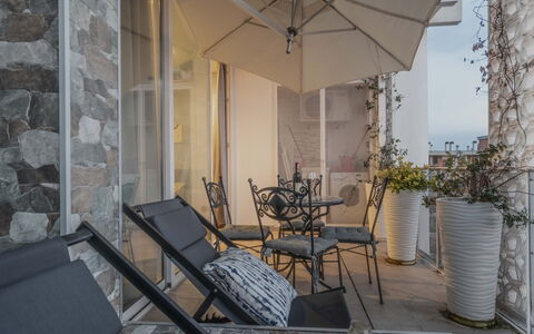 Florence Suite Apartment: Tavolo, Mobilia, Proprietà, Costruzione, Sedia, Vaso Di Fiori, Pianta, Shade, Casa, Legna