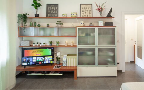 Apartment Serena - Levanto: Proprietà, Mobilia, Mensola, Televisione, Scaffalature, Arancia, Interior Design, Legna, Libreria, Cabinetry