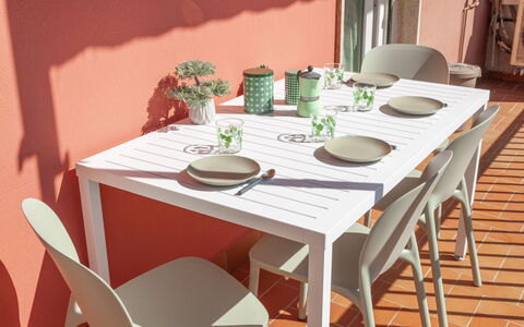 Apartment Serena - Levanto: Tavolo, Tavola, Mobilia, Proprietà, Dishware, Sedia, Tovaglia, Cucina & Sala Da Pranzo Tavolo, Piatto, Interior Design