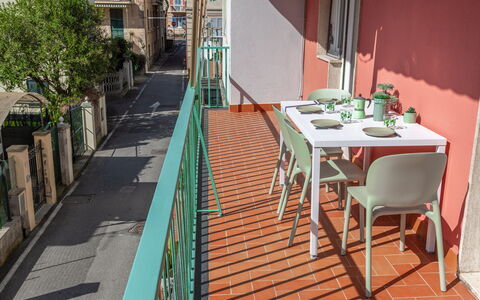 Apartment Serena - Levanto: Mobilia, Tavolo, Legna, Sedia, Costruzione, Finestra, Albero, Urban Design, Vaso Di Fiori, Pavimentazione