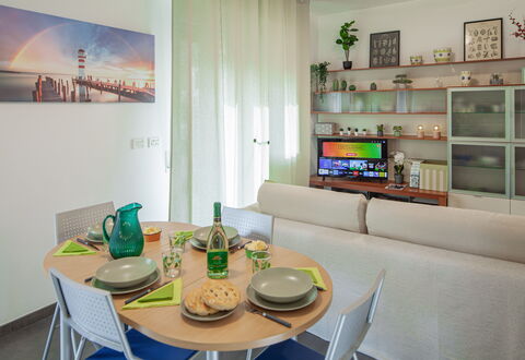 Apartment Serena - Levanto: Tavolo, Mobilia, Proprietà, Divano, Azzurro, Interior Design, Mensola, Architettura, Cornice, Tavola