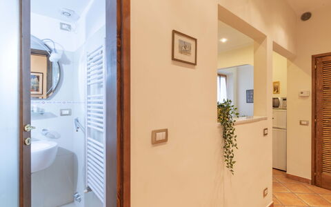 Vintage Apartment in Florence: Specchio, Lavello, Pianta, Pianta Della Casa, Illuminazione, Interior Design, Porta, Bagno, Costruzione