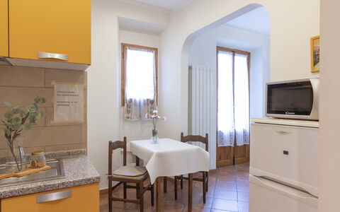 Vintage Apartment in Florence: Mobilia, Proprietà, Cabinetry, Tavolo, Interior Design, Legna, Pavimento, Costruzione, Elettrodomestico, Pavimentazione