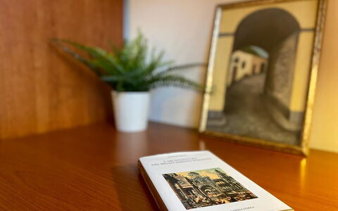 Vintage Apartment in Florence: Pianta, Proprietà, Tavolo, Pianta Della Casa, Legna, Vaso Di Fiori, Libro, Pubblicazione, Pavimentazione, Pavimento