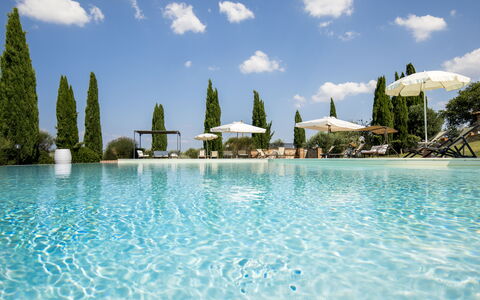 Villa Sulle Crete: Acqua, Nube, Cielo, Proprietà, Azzurro, Pianta, Albero, Piscina, Tempo Libero, Aqua