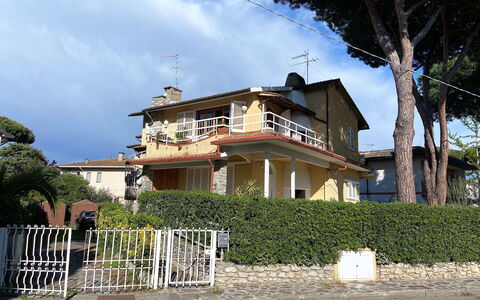 Duna Marina: Nube, Cielo, Pianta, Costruzione, Proprietà, Finestra, Albero, Casa, Recinzione, Villetta