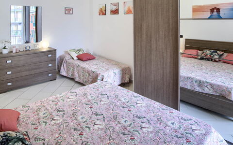 Apartment Fernanda 2 - Levanto: Mobilia, Proprietà, Comfort, Cabinetry, Tessile, Legna, Interior Design, Pavimento, Pavimentazione, Telaio Del Letto