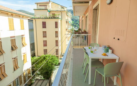 Apartment Fernanda 2 - Levanto: Costruzione, Tavolo, Finestra, Mobilia, Cielo, Sedia, Giallo, Quartiere, Casa, Pianta