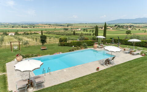 Villa Dei Ciliegi: Cielo, Nube, Proprietà, Acqua, Piscina, Pianta, Shade, Lotto, Mobili Da Esterno, Albero