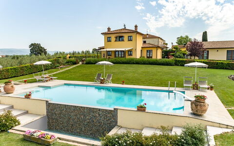 Villa Dei Ciliegi: Acqua, Pianta, Cielo, Nube, Piscina, Costruzione, Finestra, Albero, Mobili Da Esterno, Shade