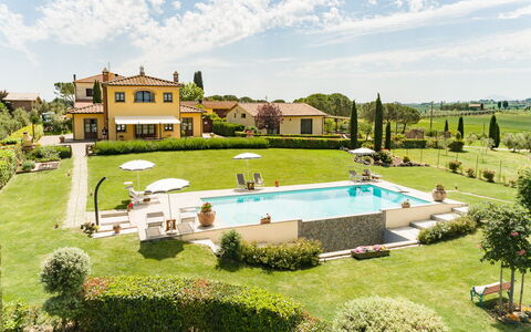 Villa Dei Ciliegi: Nube, Pianta, Cielo, Costruzione, Piscina, Acqua, Albero, Lotto, Erba, Tempo Libero