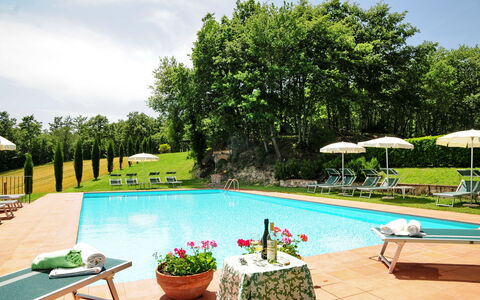 Casale Chieteno: Water, Plant, Sky, Tree, Azure, Swimming Pool, Cloud, Outdoor Furniture, Flower, Leisure