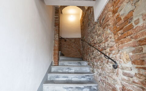 Il Borgo Apartment: Costruzione, Le Scale, Legna, Interior Design, Pavimentazione, Pavimento, Casa, Brick, Soffitto
