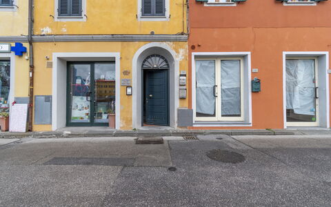 Il Borgo Apartment: Finestra, Porta, Costruzione, Manto Stradale, Giallo, Asfalto, Facciata, Città, Gas