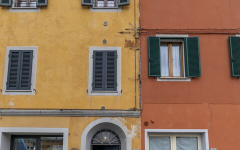 Il Borgo Apartment: Finestra, Costruzione, Porta, Quartiere, Parete, Proprietà Del Materiale, Zona Residenziale, Facciata, Urban Design