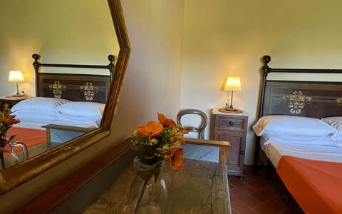 Podere La Sterza: Mobilia, Specchio, Comfort, Fiore, Costruzione, Illuminazione, Telaio Del Letto, Lampada, Interior Design, Pavimento