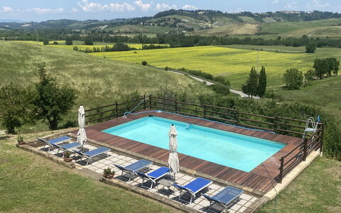 Podere La Sterza: Acqua, Cielo, Pianta, Piscina, Albero, Nube, Mobili Da Esterno, Paesaggio Naturale, Rettangolo, Sedia