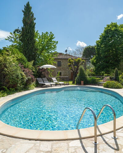 Casale Il Giglio: Water, Sky, Property, Plant, Azure, Swimming Pool, Tree, Leisure, Shade, Building
