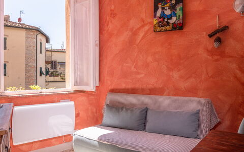 Massa Marittima 350: Mobilia, Proprietà, Azzurro, Legna, Tessile, Interior Design, Illuminazione, Finestra, Comfort, Architettura