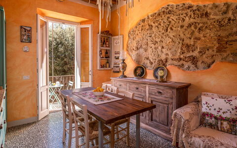 Massa Marittima 350: Tavolo, Mobilia, Proprietà, Costruzione, Legna, Interior Design, Architettura, Finestra, Soggiorno, Casa