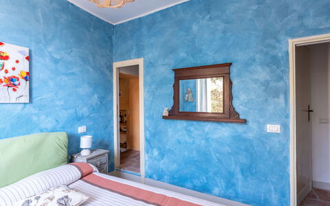 Massa Marittima 350: Cornice, Blu, Azzurro, Dipingere, Costruzione, Legna, Finestra, Interior Design, Pavimento, Cabinetry