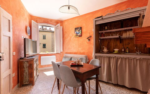Massa Marittima 350: Tavolo, Mobilia, Cabinetry, Sedia, Cucina, Legna, Cornice, Interior Design, Illuminazione, Costruzione