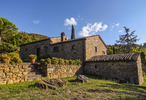 Casale Montanare: Cloud, Plant, Sky, Building, Natural Landscape, Window, Tree, Highland, Vegetation, Land Lot