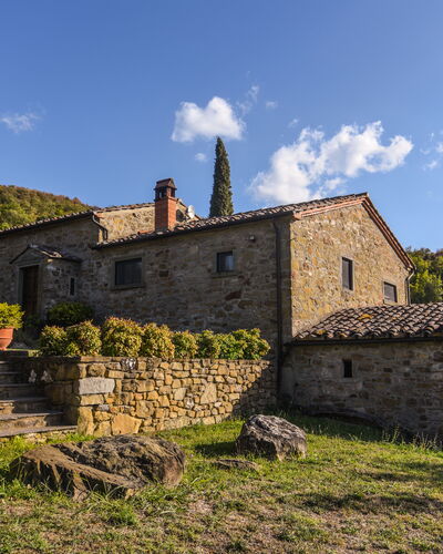 Casale Montanare: Cloud, Plant, Sky, Building, Natural Landscape, Window, Tree, Highland, Vegetation, Land Lot