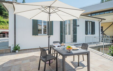 Casa di Giò: Costruzione, Tavolo, Pianta, Mobilia, Proprietà, Cielo, Sedia, Shade, Finestra, Mobili Da Esterno