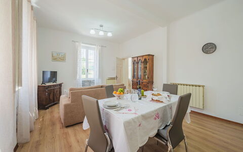 Casa di Giò: Mobilia, Tavolo, Proprietà, Sedia, Legna, Interior Design, Cucina & Sala Da Pranzo Tavolo, Finestra, Costruzione, Pavimentazione