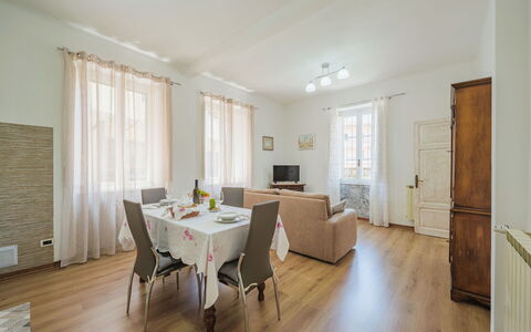 Casa di Giò: Tavolo, Mobilia, Sedia, Finestra, Costruzione, Legna, Interior Design, Pavimentazione, Sala