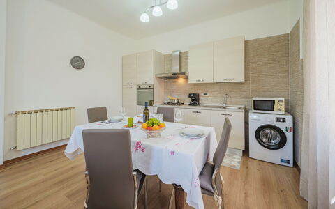 Casa di Giò: Mobilia, Cabinetry, Tavolo, Sedia, Costruzione, Illuminazione, Lavanderia, Legna, Interior Design, Pavimentazione