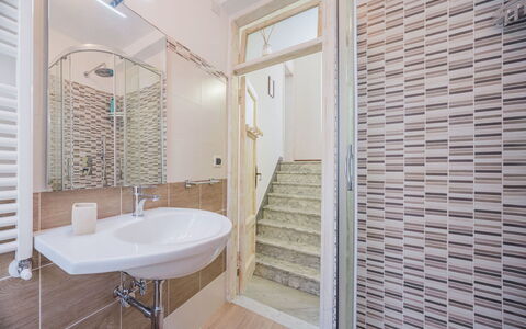 Casa di Giò: Specchio, Proprietà, Rubinetto, Idraulico Fixture, Lavello, Bagno, Lavandino Del Bagno, Legna, Pavimento
