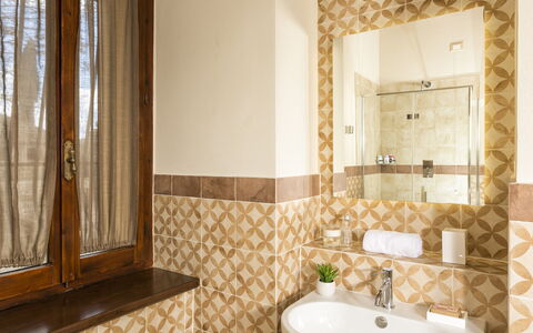 Villa Pianoia: Idraulico Fixture, Rubinetto, Proprietà, Specchio, Lavello, Bagno, Lavandino Del Bagno, Pianta, Interior Design, Legna