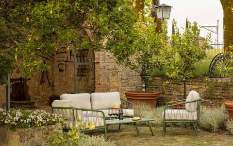Villa Pianoia: Pianta, Mobilia, Natura, Costruzione, Tavolo, Illuminazione, Architettura, Mobili Da Esterno, Sedia, Parete