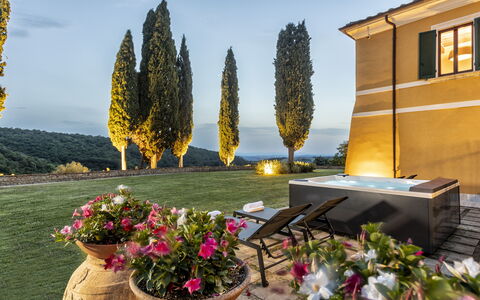 Villa Pianoia: Fiore, Pianta, Cielo, Proprietà, Vaso Di Fiori, Finestra, Costruzione, Botanica, Nube, Albero