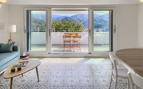 Casa Grande Mare - Levanto: Mobilia, Proprietà, Costruzione, Tavolo, Finestra, Azzurro, Legna, Interior Design, Soggiorno