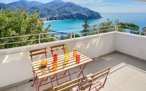 Casa Grande Mare - Levanto: Acqua, Cielo, Costruzione, Proprietà, Nube, Legna, Sedia, Mobili Da Esterno, Shade, Casa