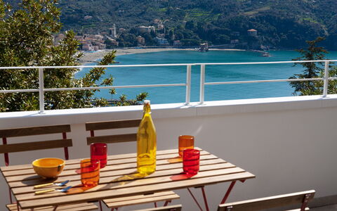 Casa Grande Mare - Levanto: Acqua, Proprietà, Tavolo, Mobilia, Bottiglia, Tavola, Azzurro, Sedia, Albero, Mobili Da Esterno
