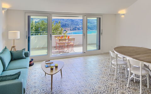 Casa Grande Mare - Levanto: Tavolo, Mobilia, Proprietà, Sedia, Legna, Interior Design, Pavimentazione, Divano, Pavimento, Shade