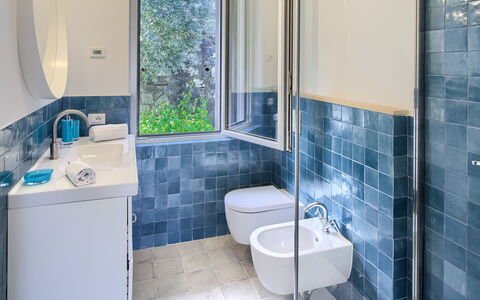 Casa Grande Mare - Levanto: Idraulico Fixture, Viola, Rubinetto, Bagno, Blu, Azzurro, Lavello, Lavandino Del Bagno, Interior Design