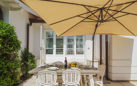 Villa Clara: Acqua, Pianta, Cielo, Proprietà, Nube, Piscina, Azzurro, Albero, Mobili Da Esterno, Shade