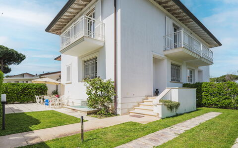 Villa Clara: Acqua, Pianta, Cielo, Proprietà, Nube, Piscina, Azzurro, Albero, Mobili Da Esterno, Shade