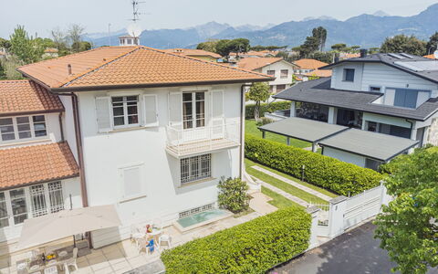 Villa Clara: Acqua, Pianta, Cielo, Proprietà, Nube, Piscina, Azzurro, Albero, Mobili Da Esterno, Shade