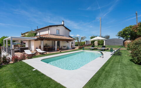 Villa Di Pillo: Cielo, Pianta, Nube, Proprietà, Costruzione, Azzurro, Albero, Acqua, Piscina, Casa